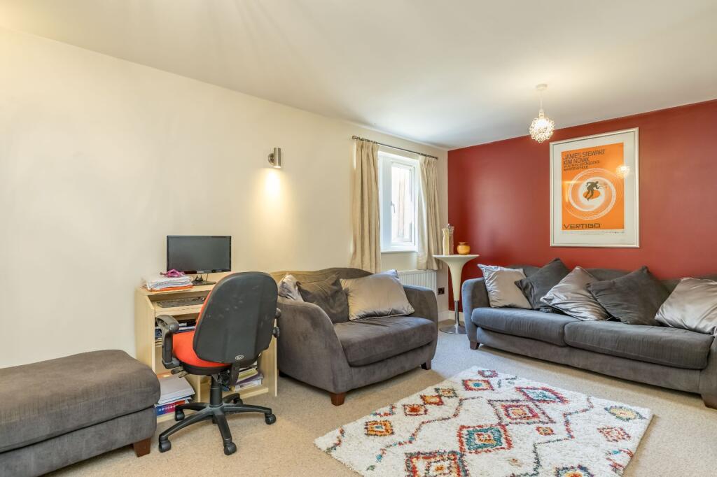 Living Room / Bed 5