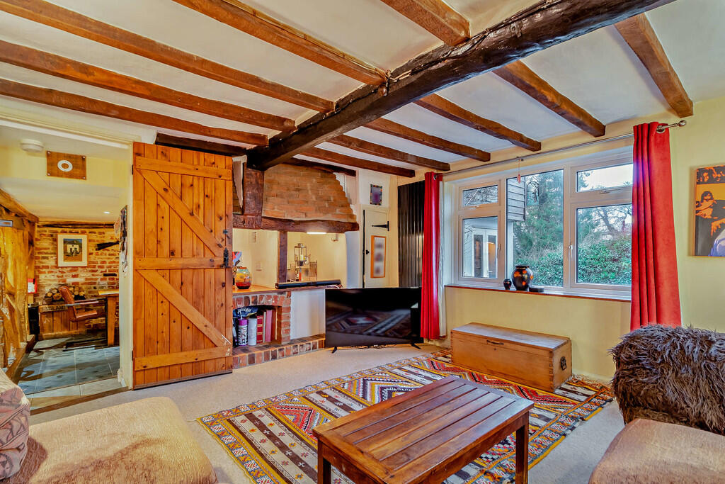 8580310-interior1...