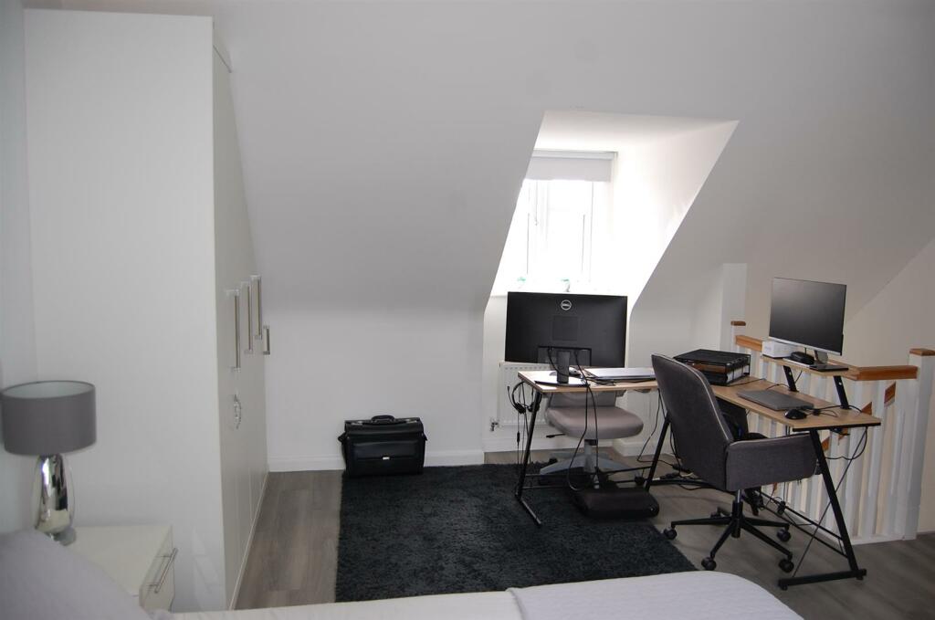 13. Master bedroom..JPG