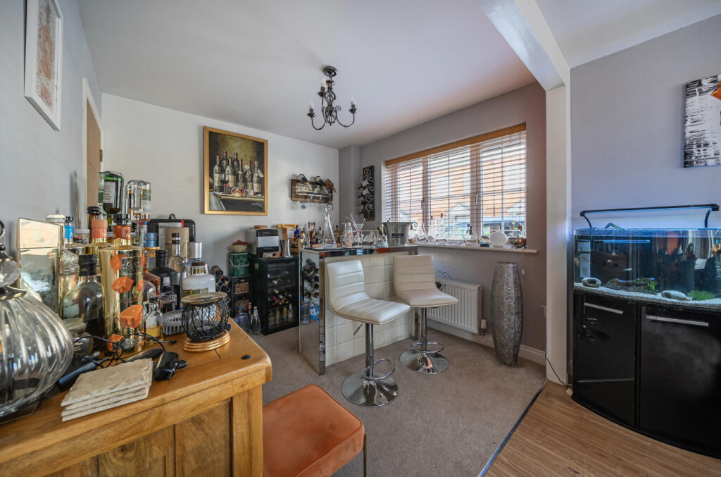 1373808-8-68ff567...