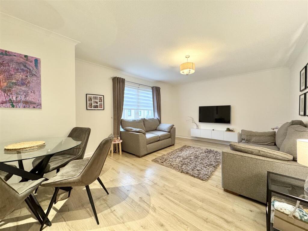 Lounge / Dining