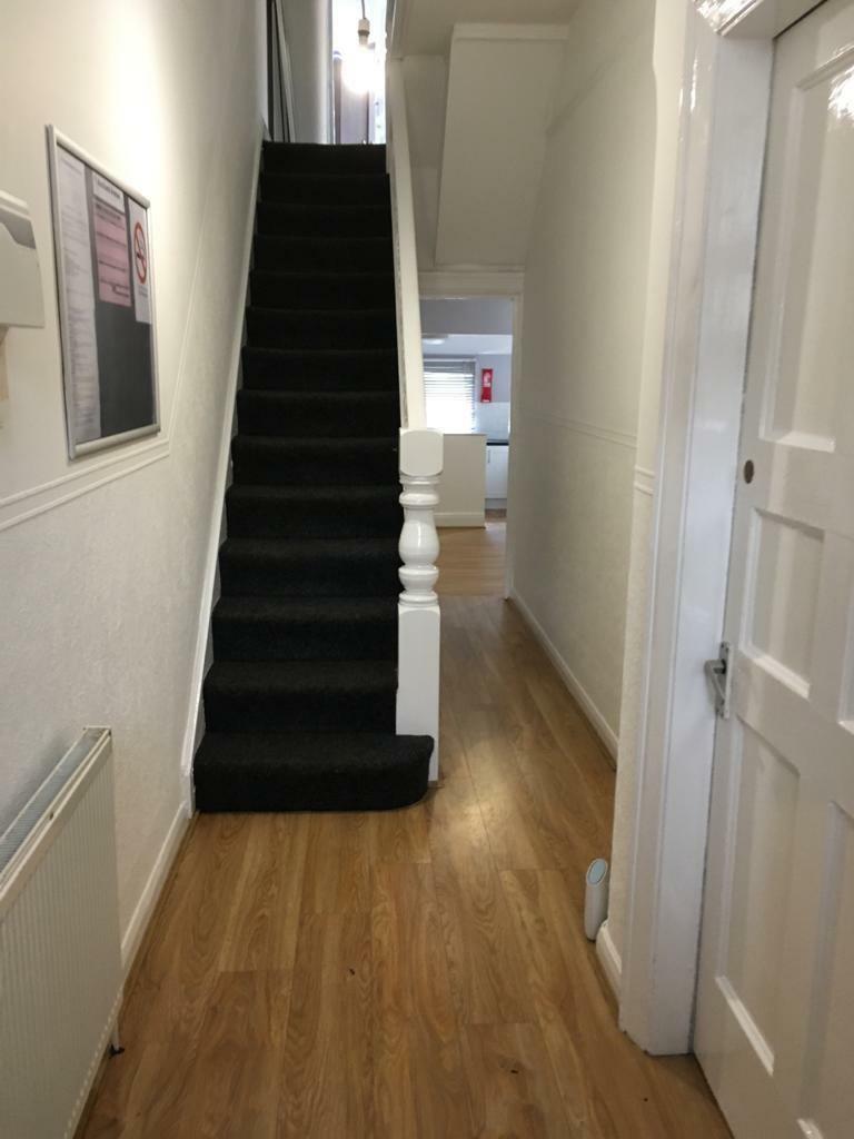 18) 11 Auckland Avenue Hallway 06.08.2020.jpg