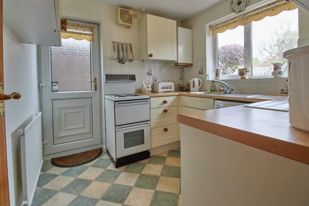 FITTED KITCHEN TO REAR