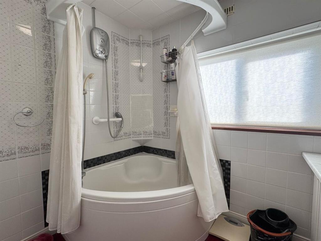 Bathroom 2.jpg
