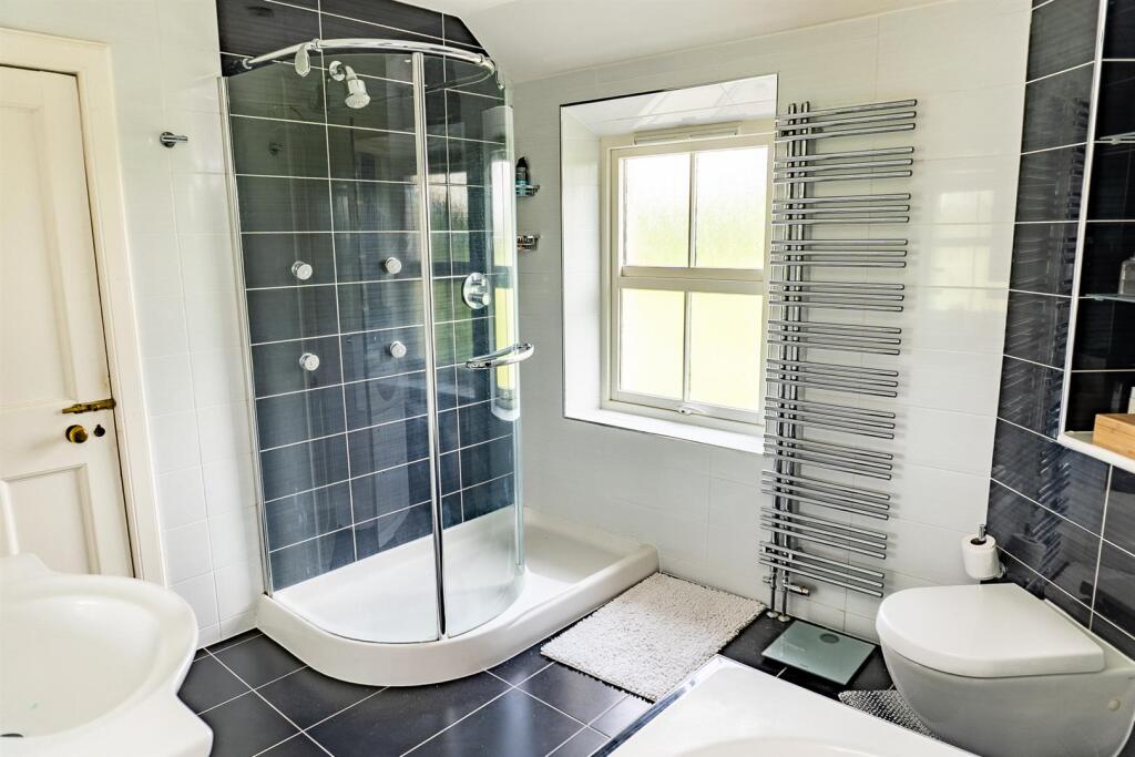 master ensuite 2 .jpg