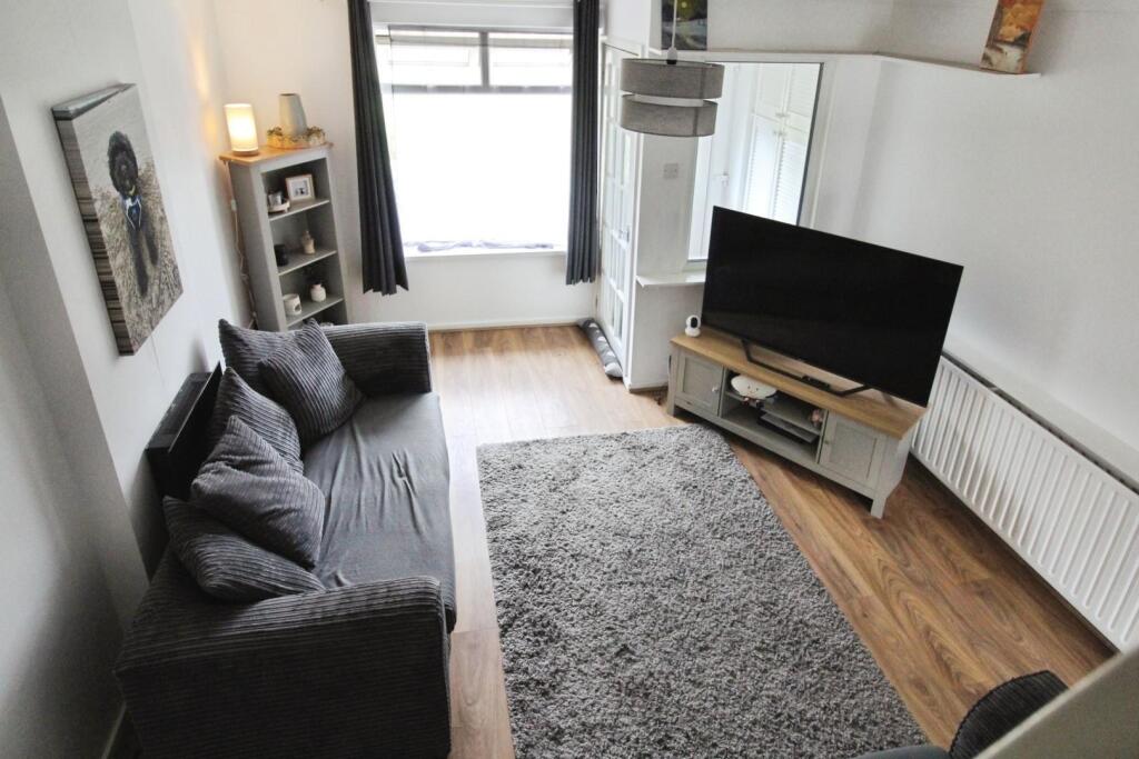 LIVING ROOM: