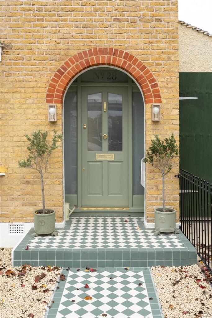 Rose Avenue, E18