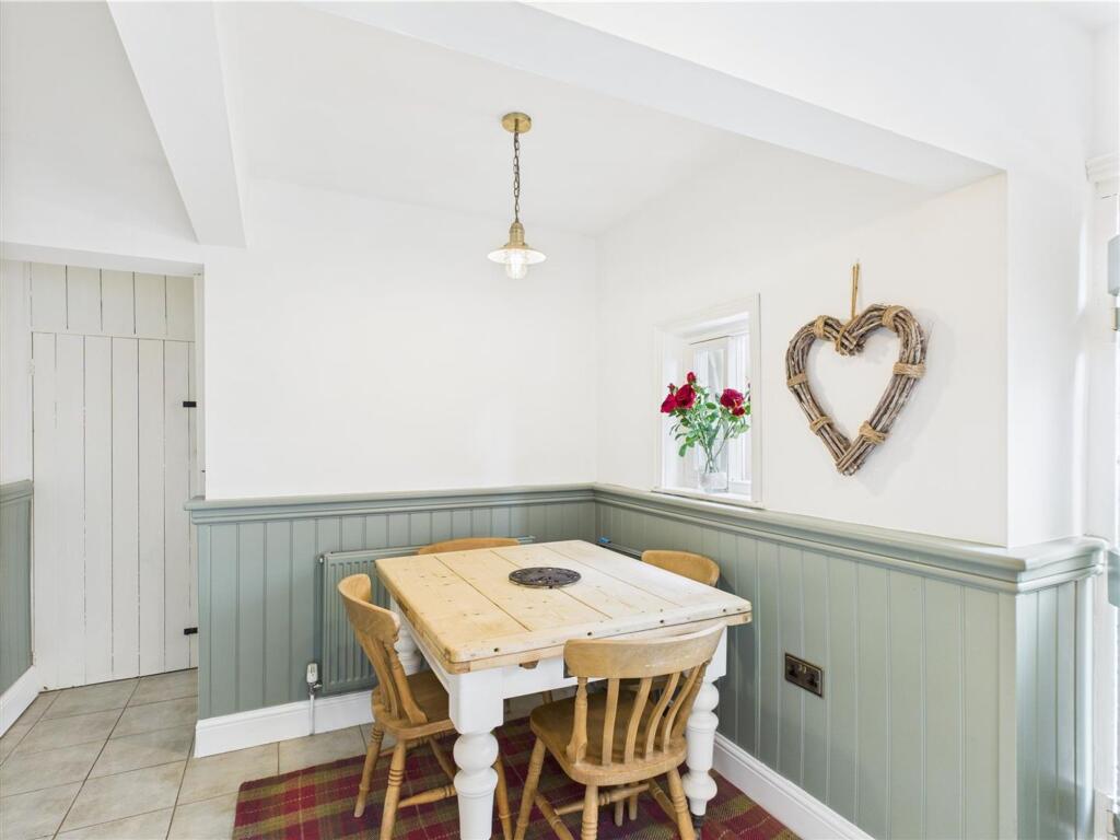KITCHEN/DINING