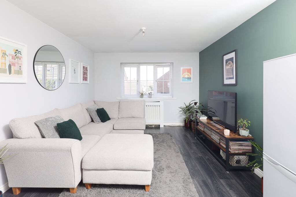 11 Yorkswood Rd lounge.jpg