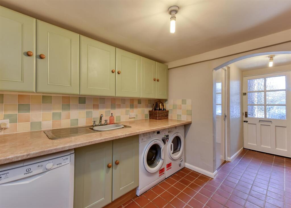 20 Suckling Green Lane-laundry2.jpg