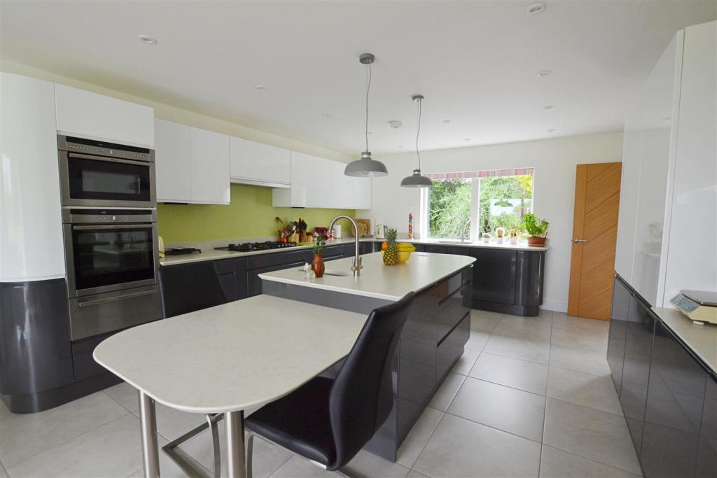 kitchen.....JPG