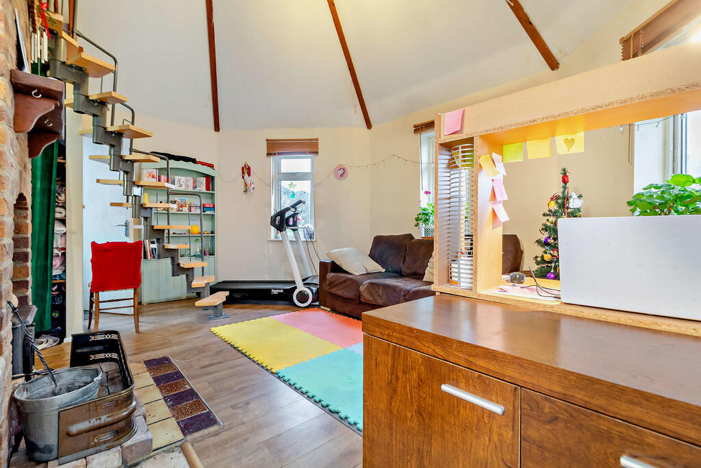 8580310-interior2...