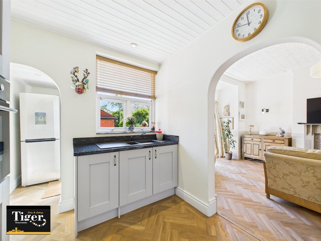 CAM02176G0-PR0579...