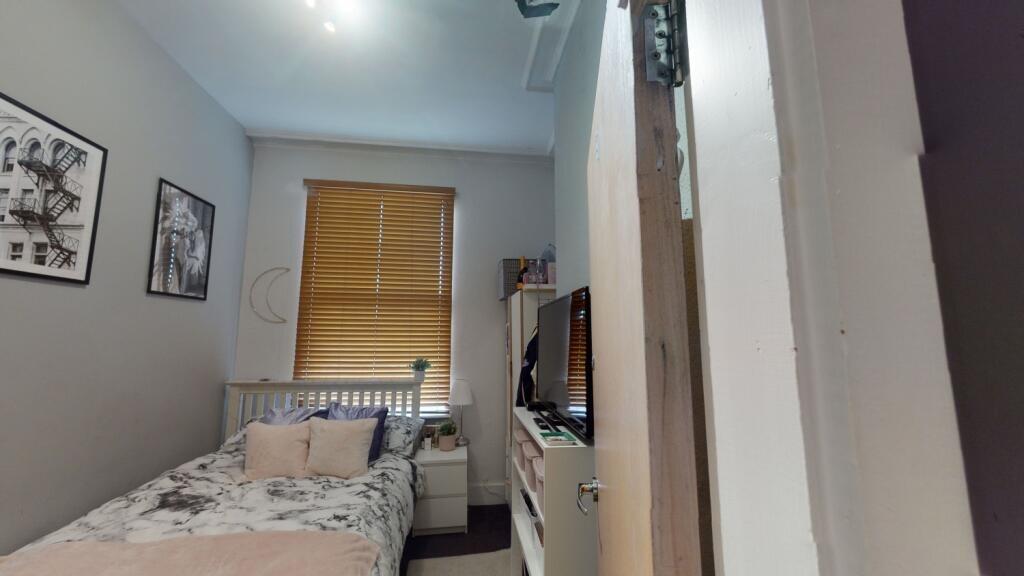 A cozy, well-maintained single bedroom featurin...