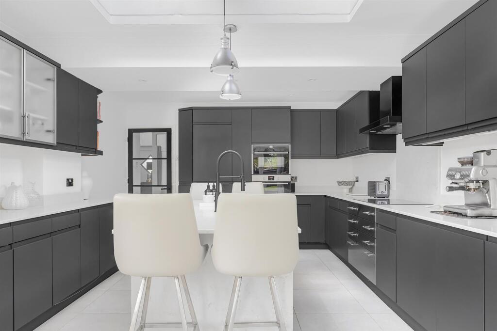 Mayfields, 1 Manor Close