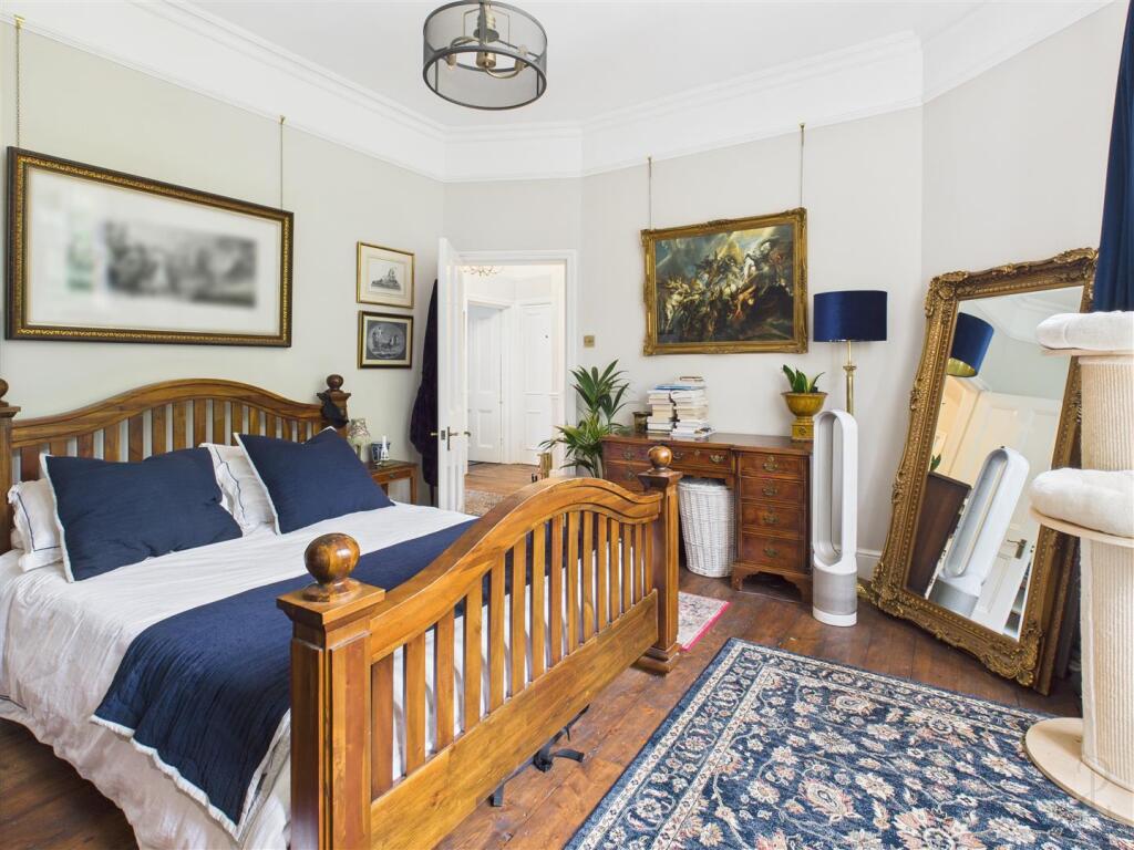 Main bedroom 1.jpg