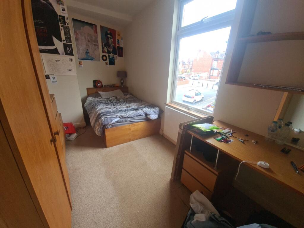 Bright and tidy single bedroom featuring a larg...