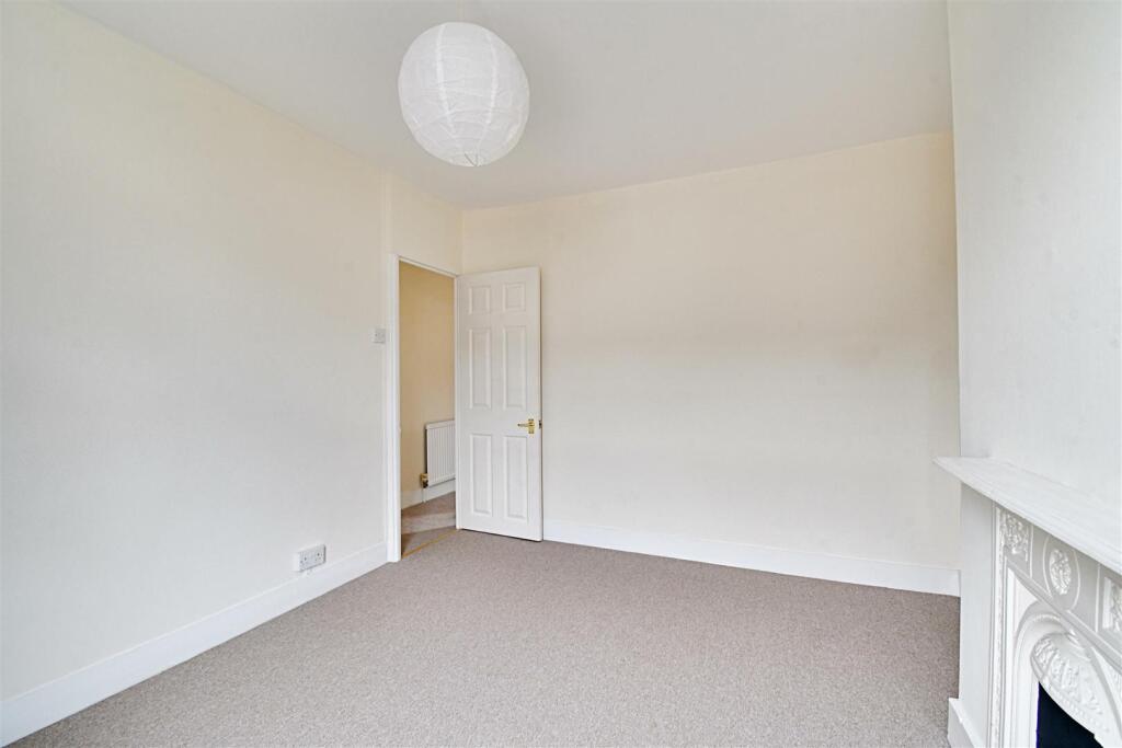 Bedroom 1_2.jpg