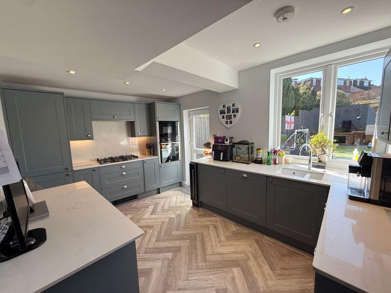 Money Avenue, Caterham