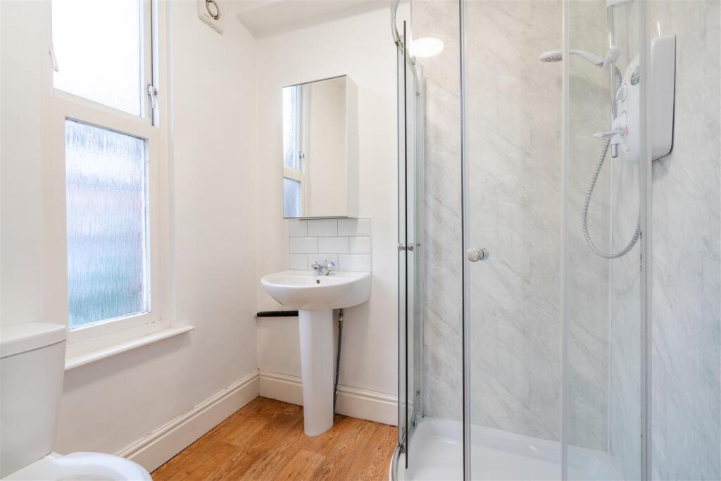 Bathroom 1.jpg