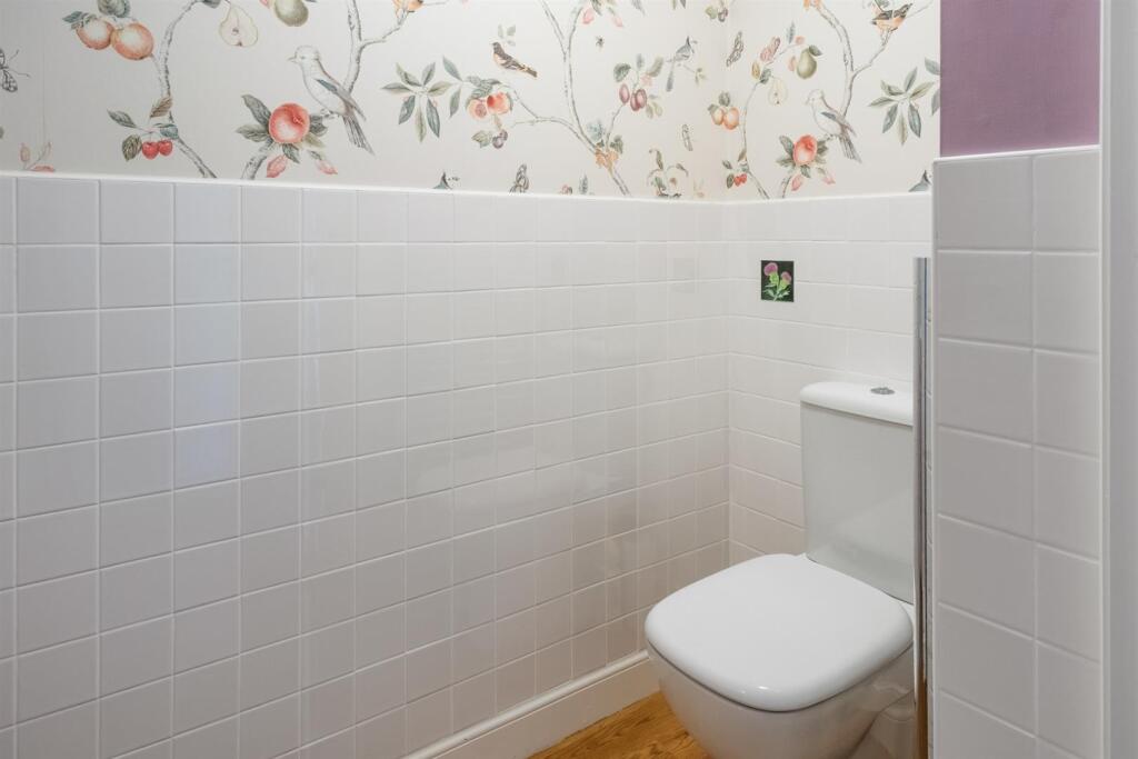 08 - Cloakroom.jpg