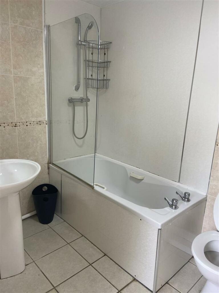 Bathroom 1.JPG