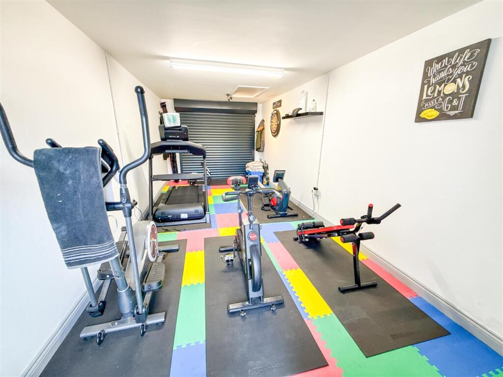GARAGE/GYM