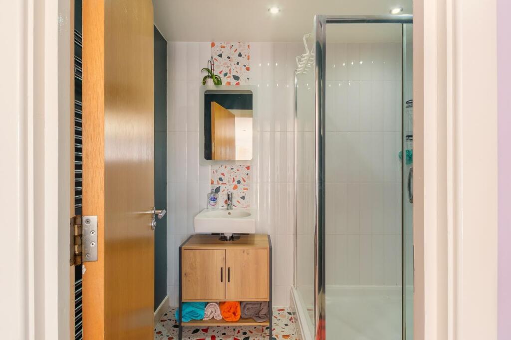 0C6SBV - Ensuite A.jpg