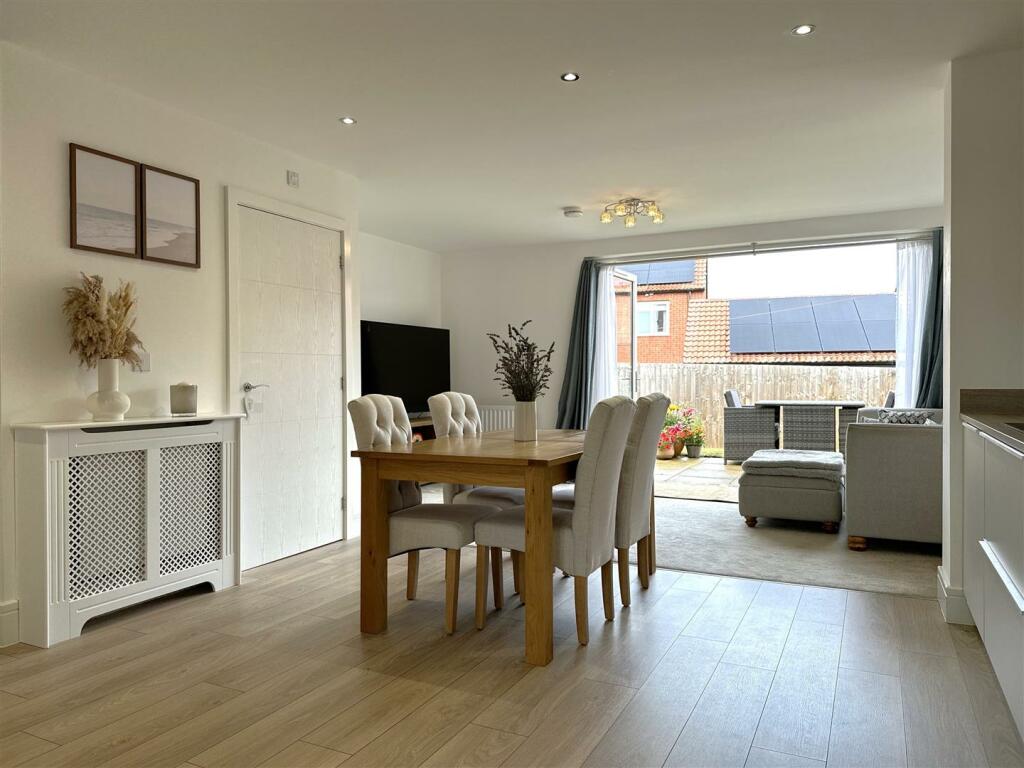 Open-Plan Living &amp; Dining Area 599