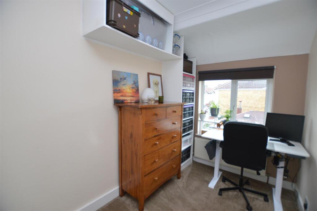 43 Station Road bed 3.JPG