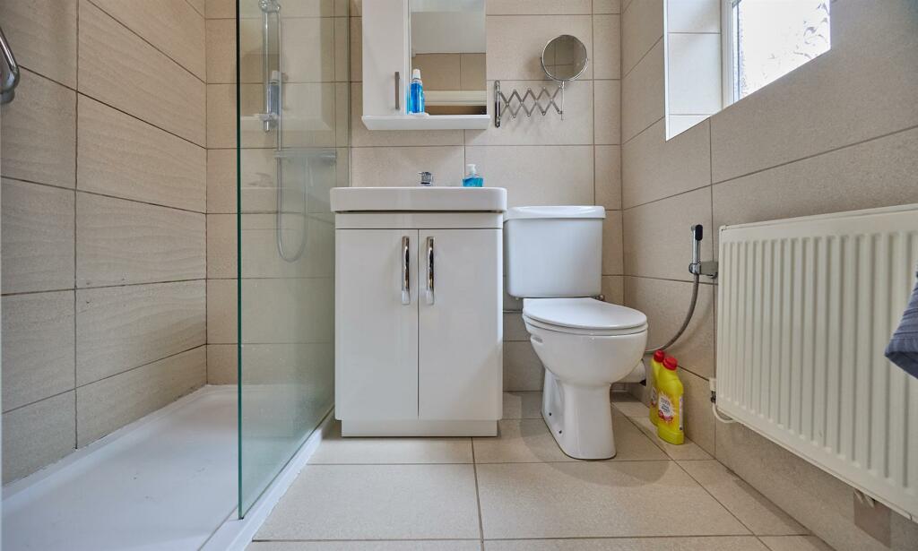 EN SUITE SHOWER ROOM
