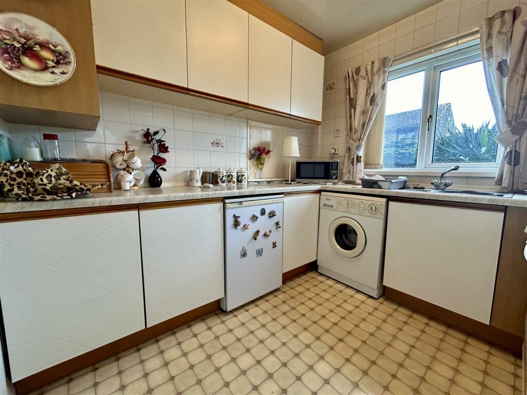 Kitchen v2.jpg