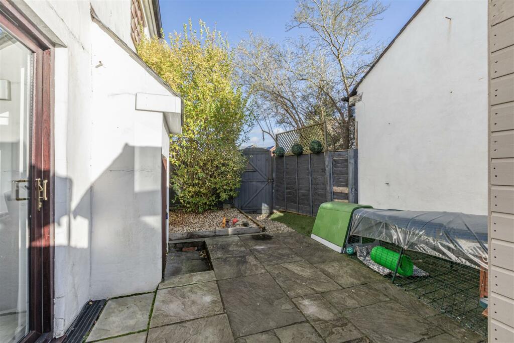 Flat 1, 218 Station Road, Addlestone, KT15 2BE - 9