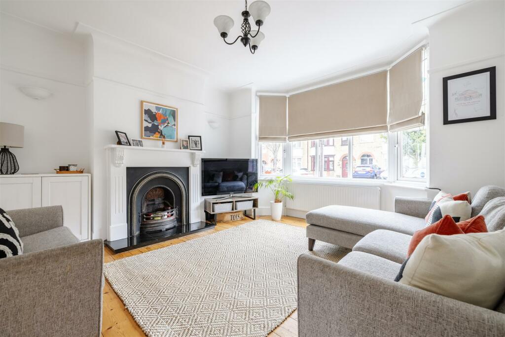 Thornwood Close, E18