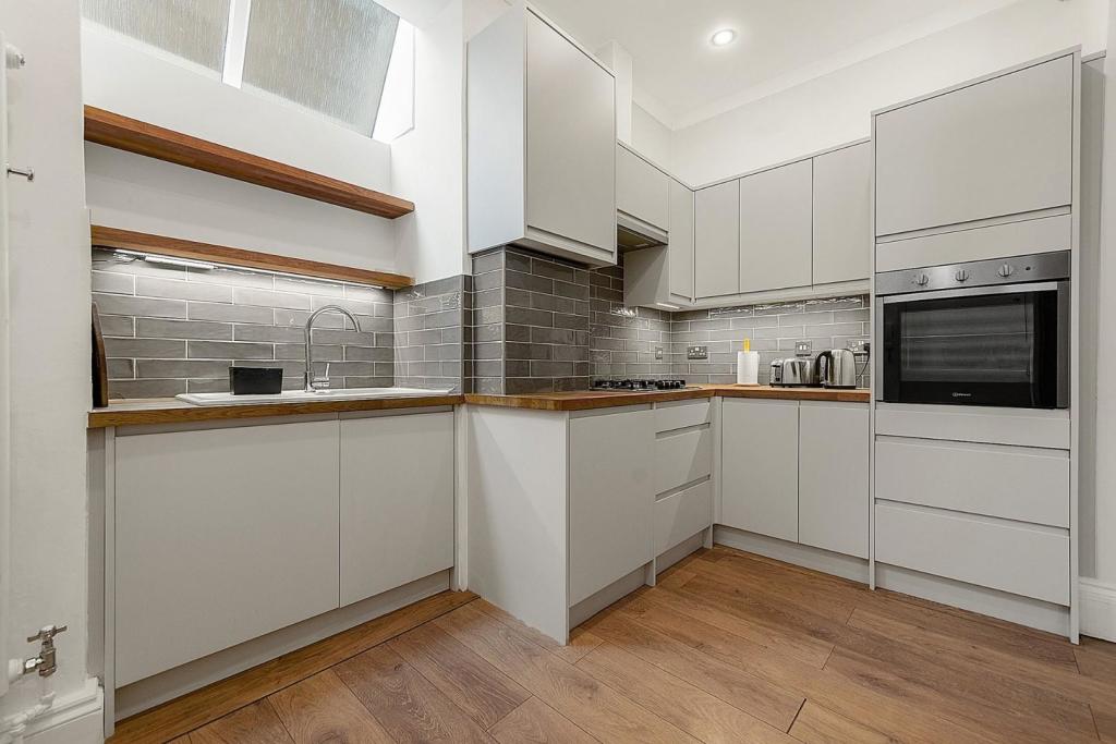 Kitchen (2).jpg