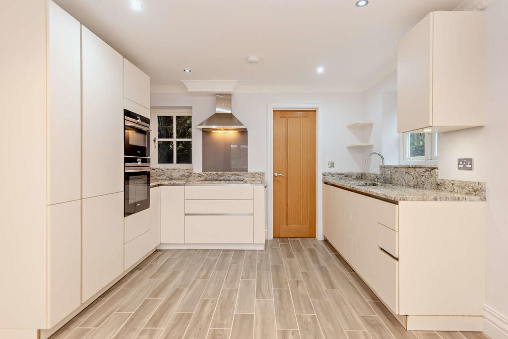 8633019-interior1...