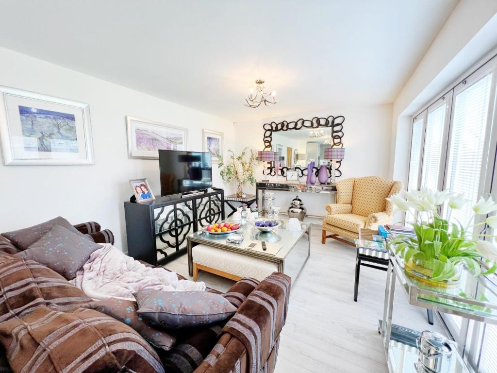 Kitchen Family Room 1.jpg