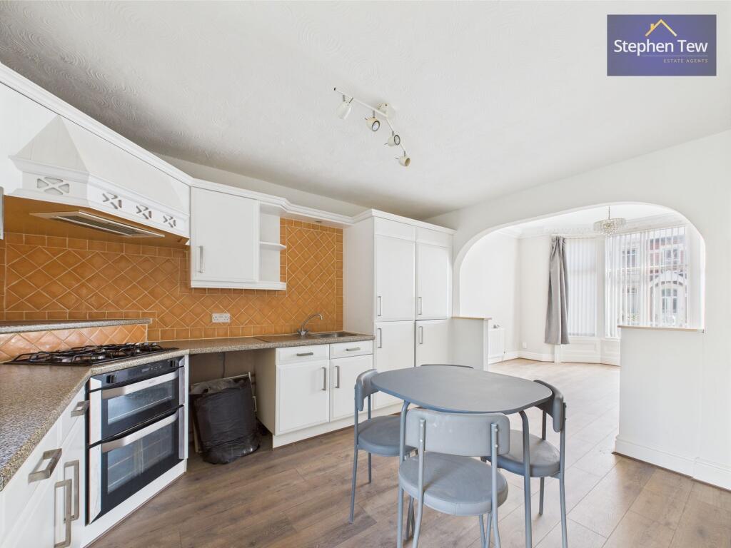 Kitchen/ Dining Room