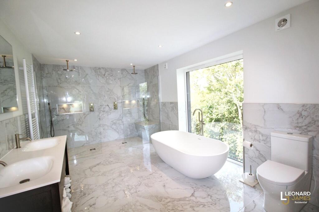 Master Bedroom En-Suite