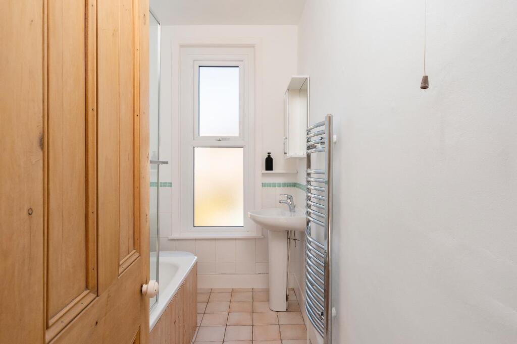 1T6RHD - Bathroom C.jpg