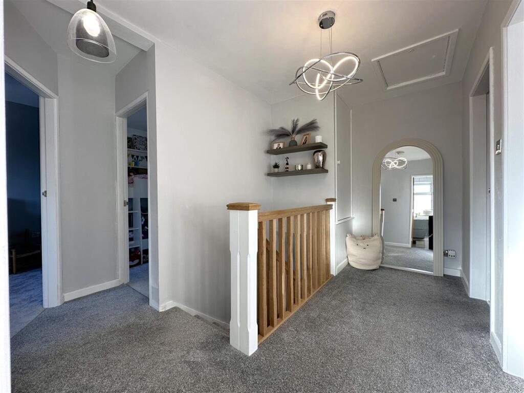 Large First Floor Landing 582