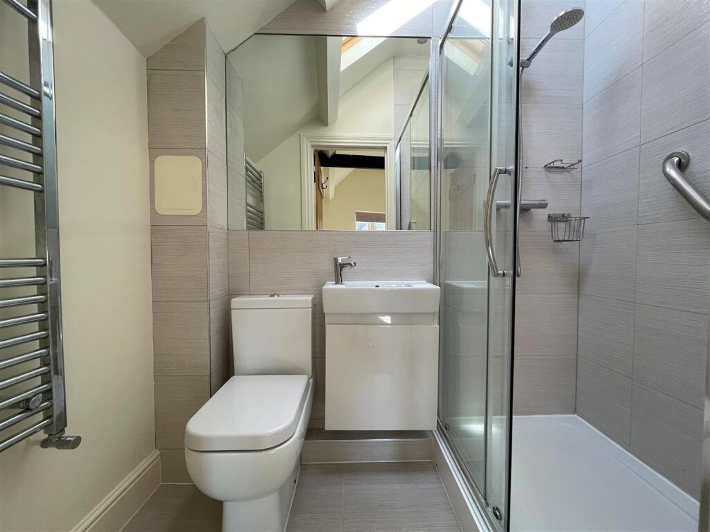 6 Moat Yard - Bed 1 - Ensuite.jpg
