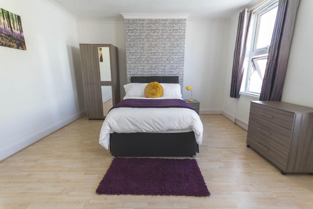 Purple Room £825pcm