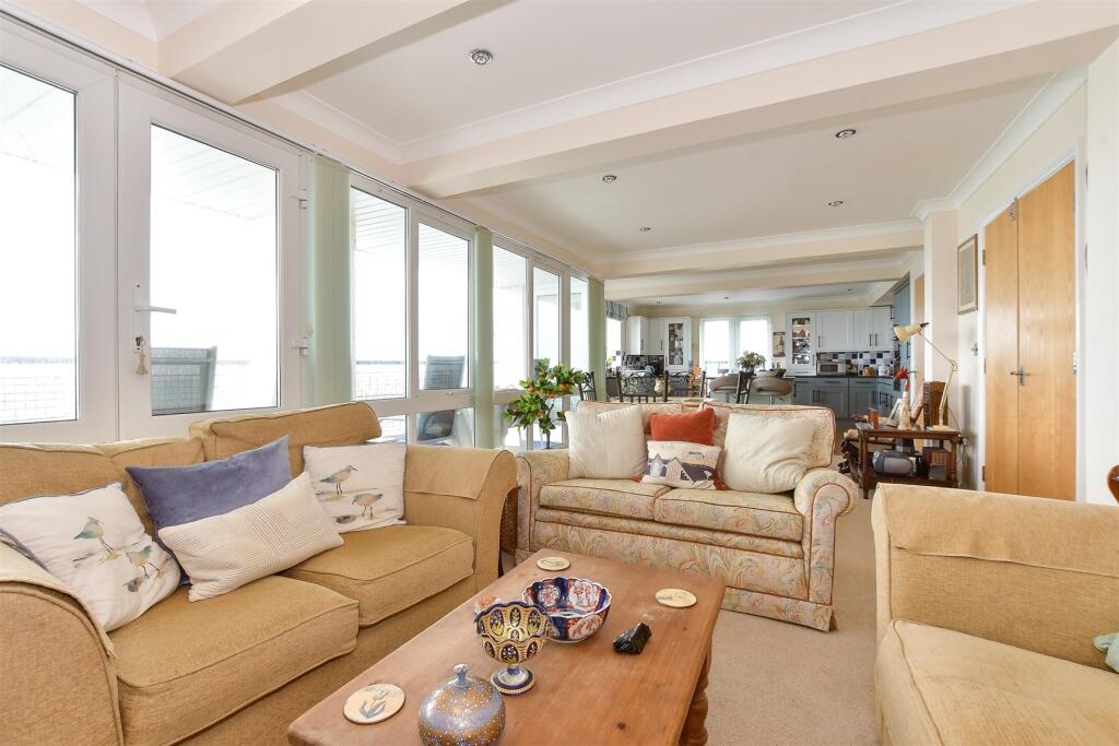 Lounge/Dining Area