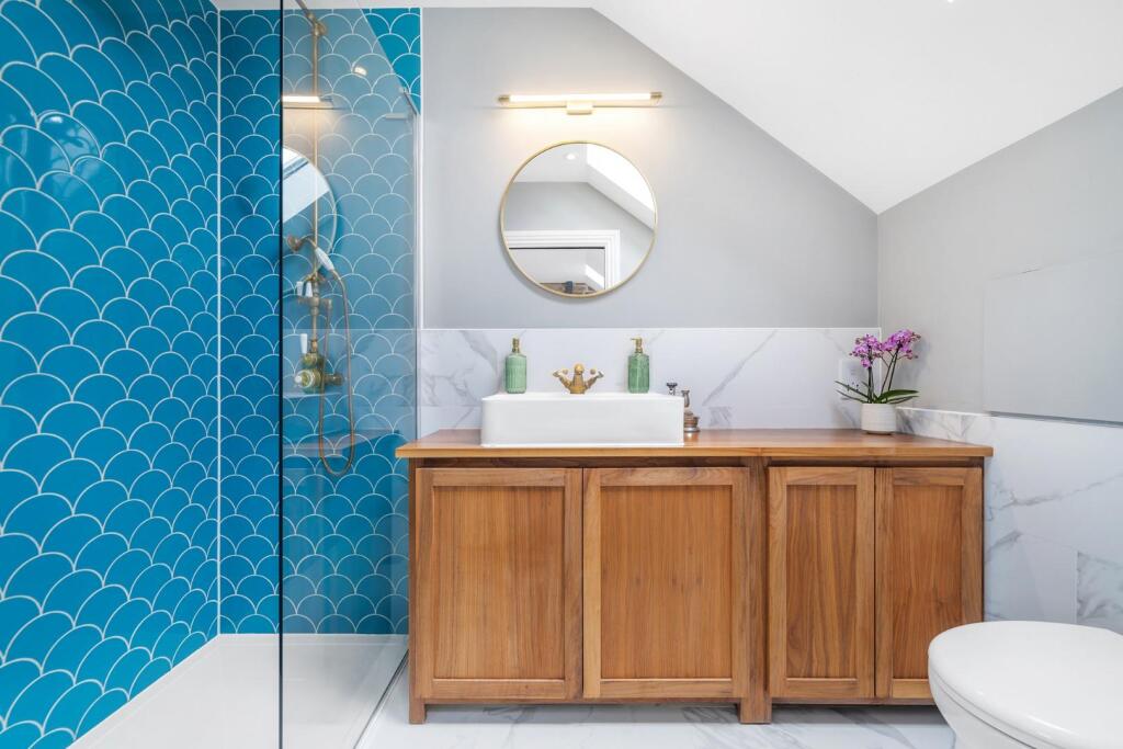 Bedroom 1 ensuite.jpg