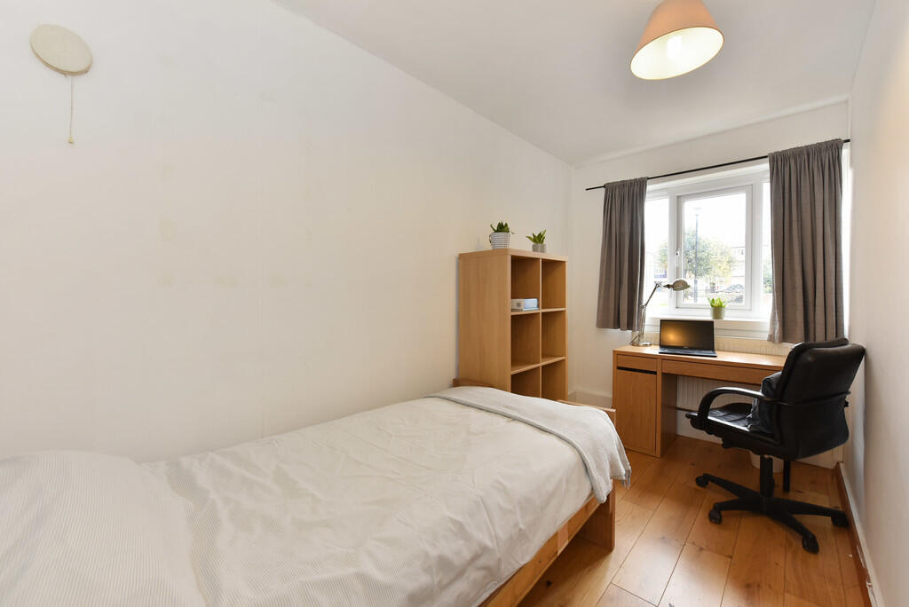 82 parkside estat...