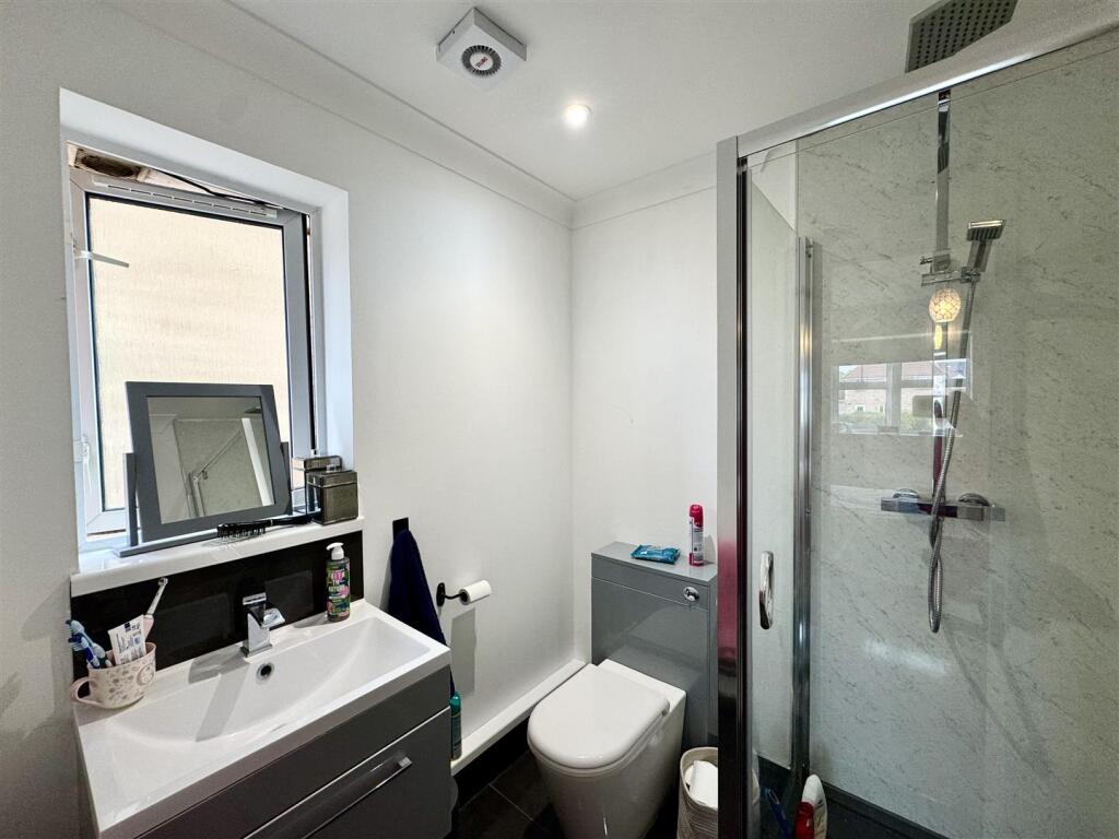 EN-SUITE SHOWER ROOM