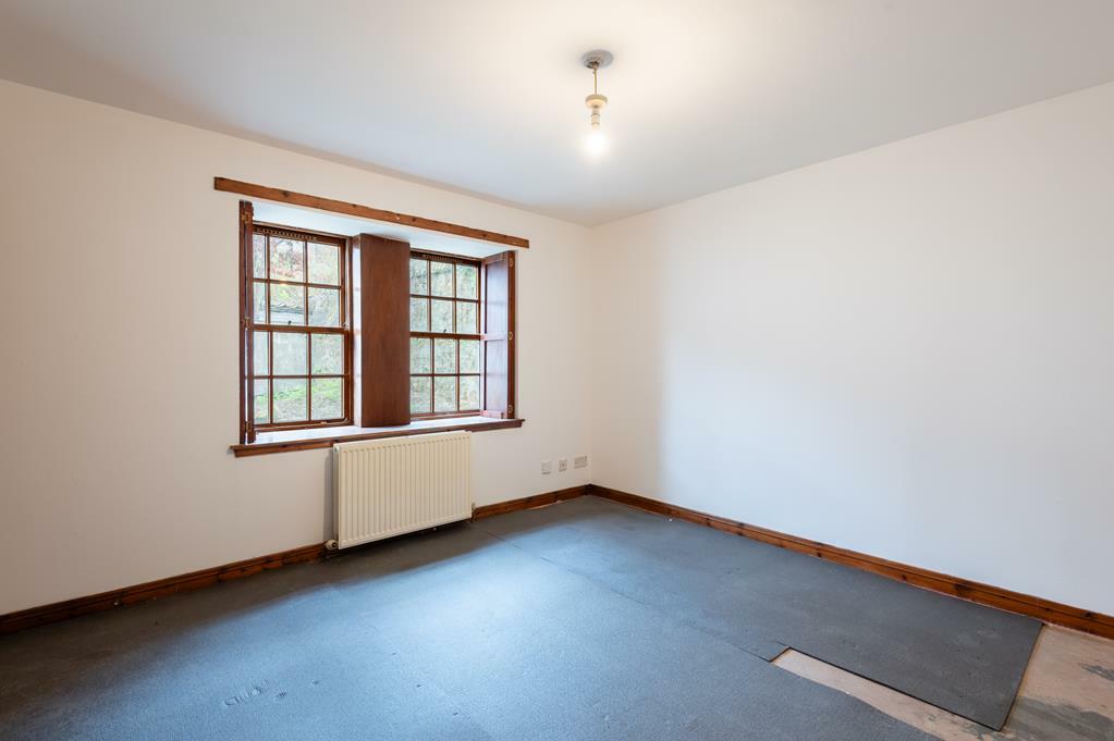 MASTER BEDROOM RIGHT