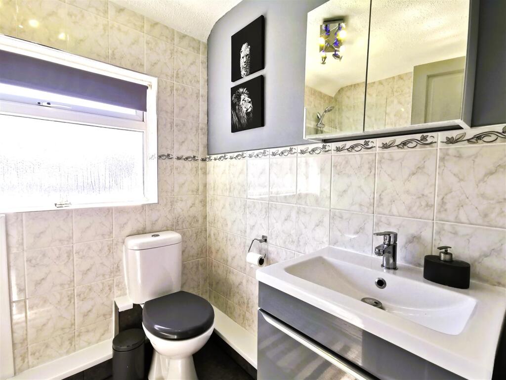 bathroom 1.jpg