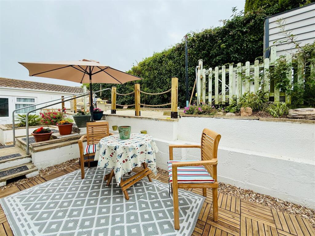 Deck Seating Area.JPG